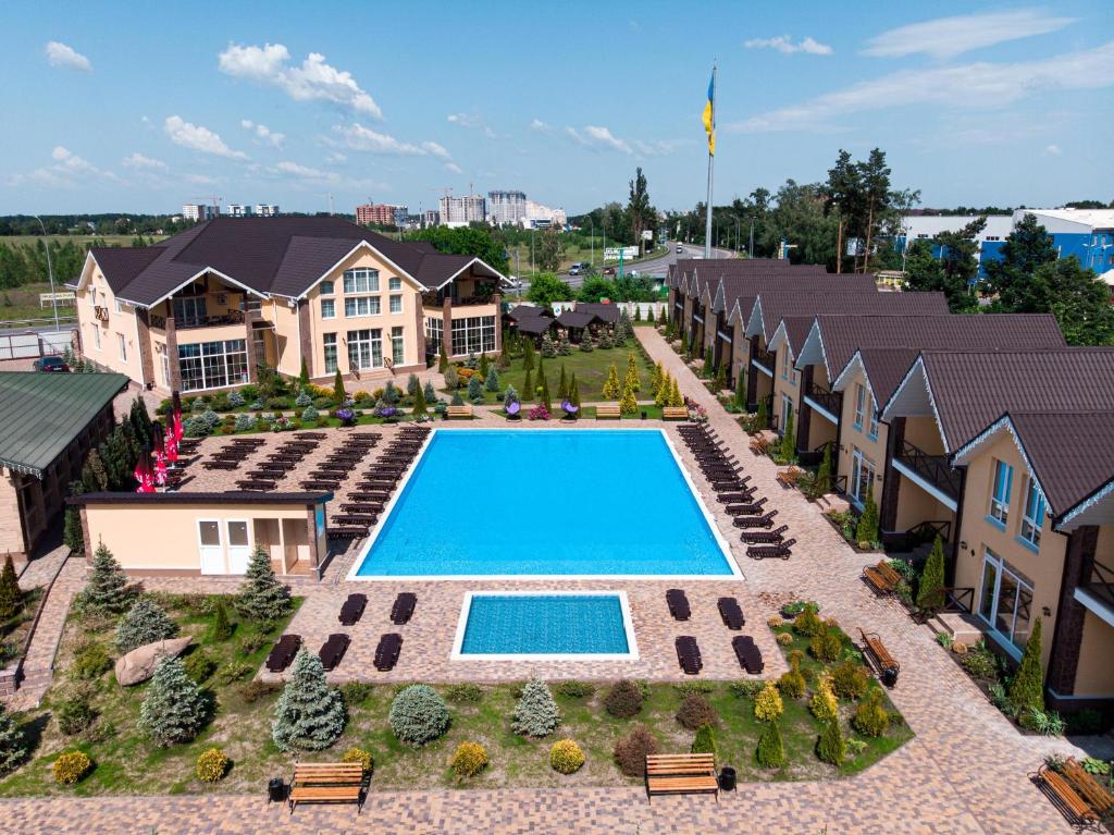 uma vista aérea de uma casa com piscina em Villa San Marino em Vorzel