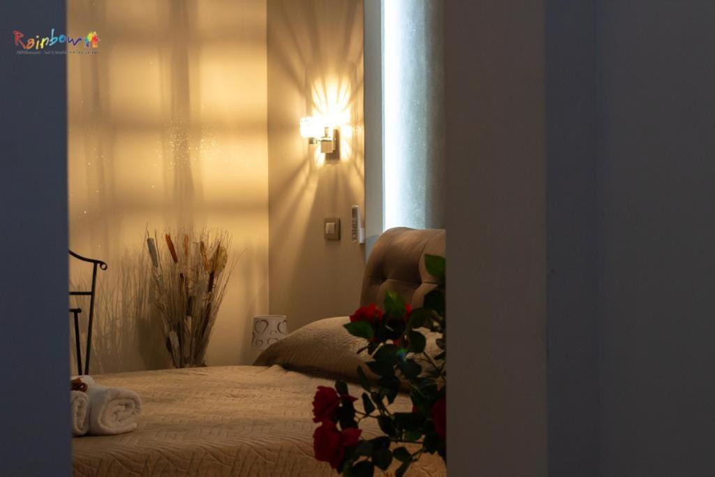Dormitorio con cama, lámpara y planta en Residenza Montenevoso en Campobasso