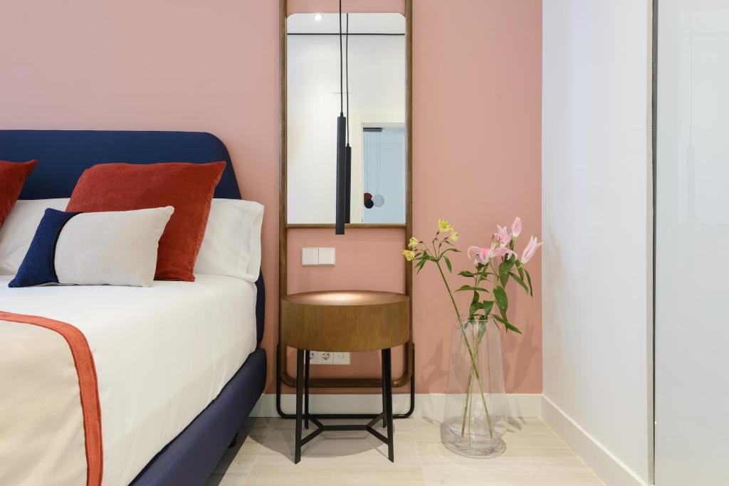 Postel nebo postele na pokoji v ubytování Smartrental Collection Gran Vía Centric