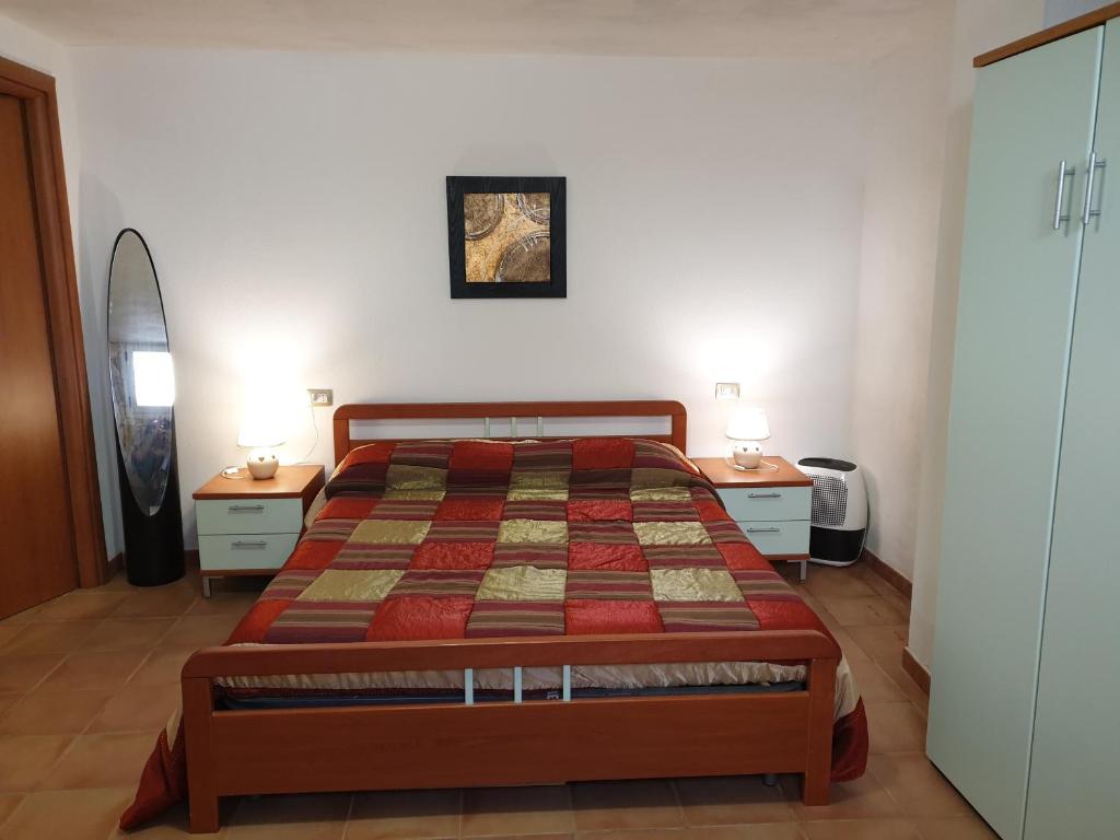 ブッジェッルにあるCasa Vacanze Mistralのベッドルーム1室(ベッド1台、ナイトスタンド2台付)