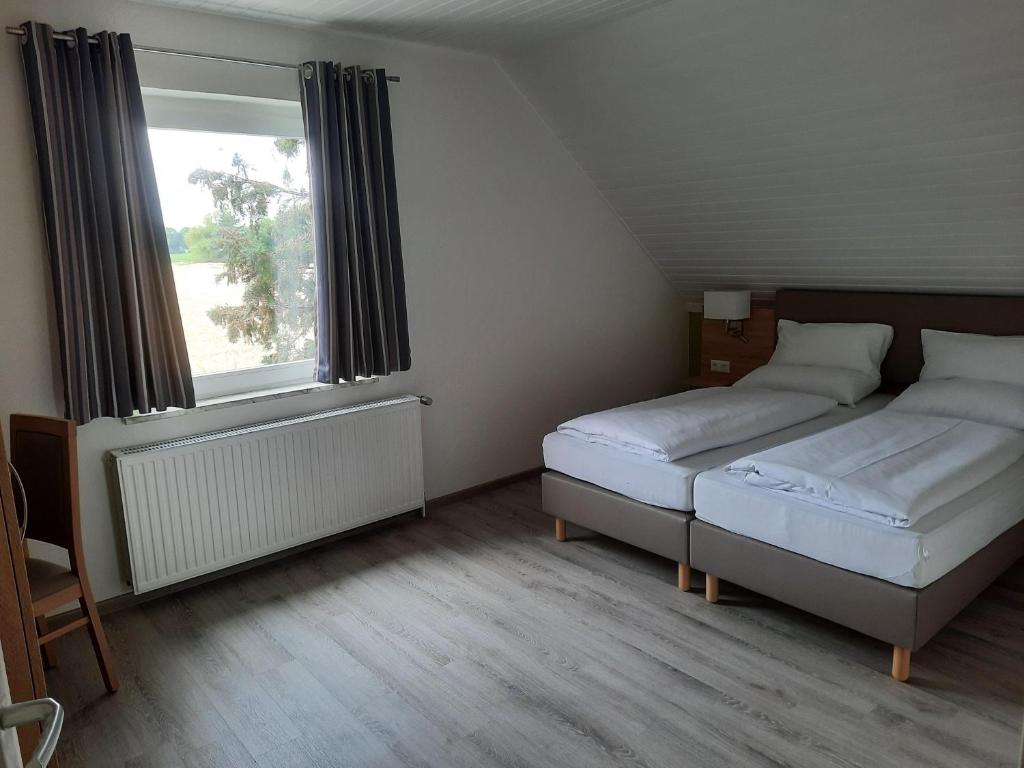 Postel nebo postele na pokoji v ubytování Hotel Zur Erholung & Restaurant Amme's Landhaus