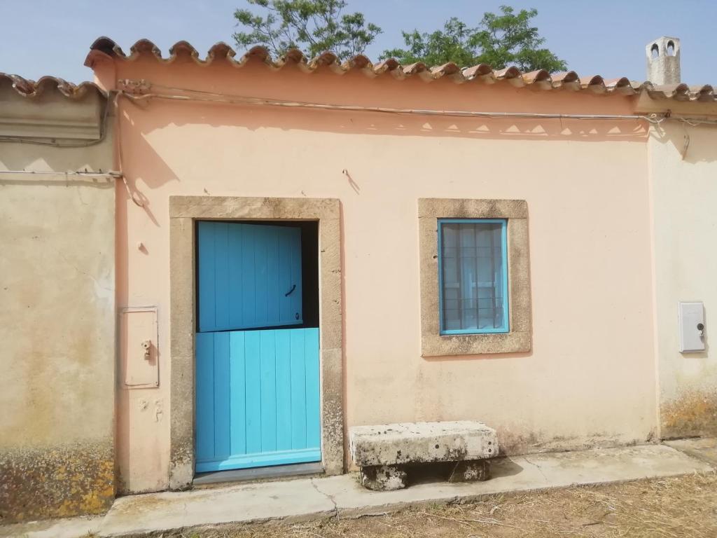 a building with a blue door and two windows at Casa San Salvatore in Càbras