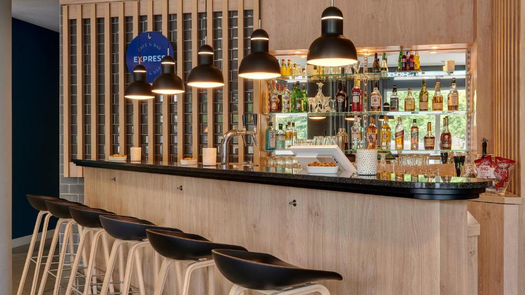 Lounge nebo bar v ubytování Holiday Inn Express Cologne Muelheim by IHG