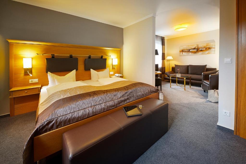 um quarto de hotel com uma cama e um sofá em Engemann Kurve em Winterberg