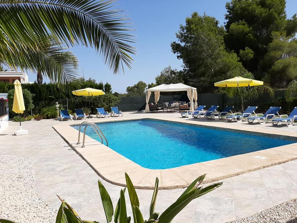 ハベアにあるVilla Alegria Villa Apt with Sole Use of Private Poolの大型スイミングプール(椅子、パラソル付)