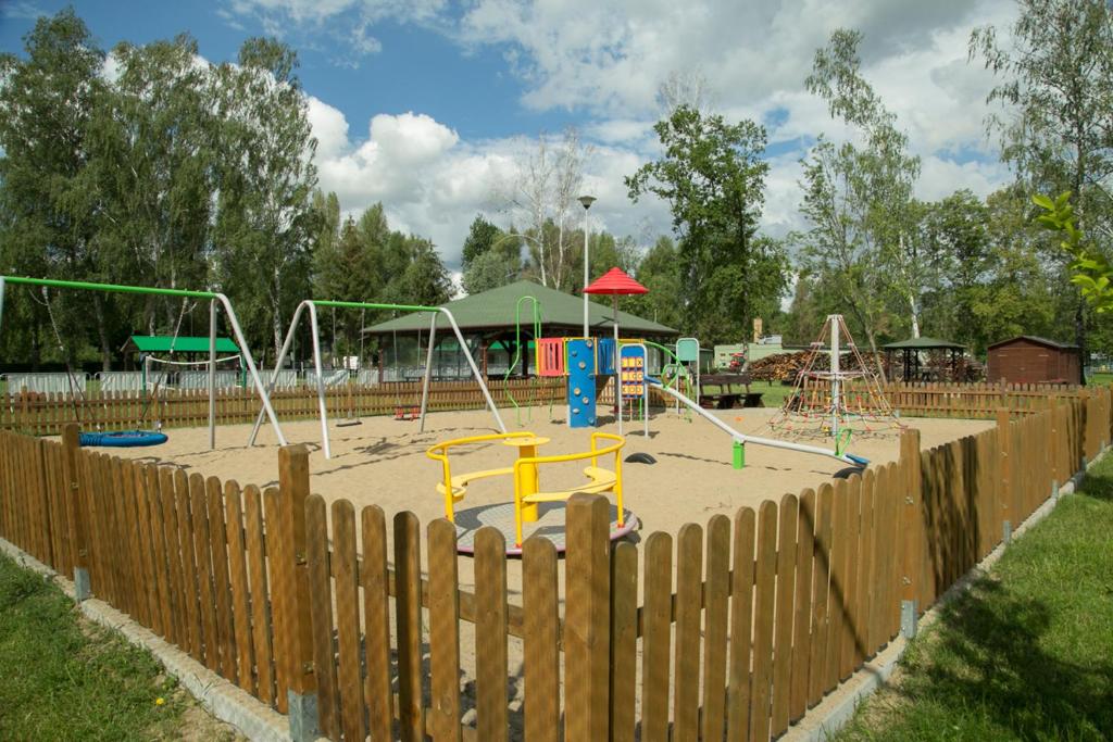 Detský kútik v ubytovaní Camping Oaza Błonie Kórnik Domki Standard - 3 pokoje