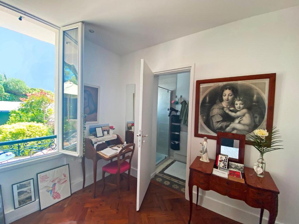 una habitación con una pintura de una mujer sosteniendo un bebé en Xokoan, en Biarritz