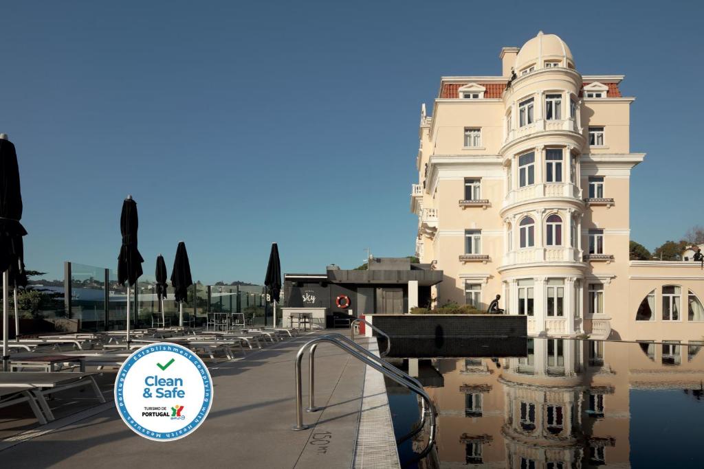 un edificio blanco con un cartel delante en Hotel Inglaterra - Charme & Boutique, en Estoril