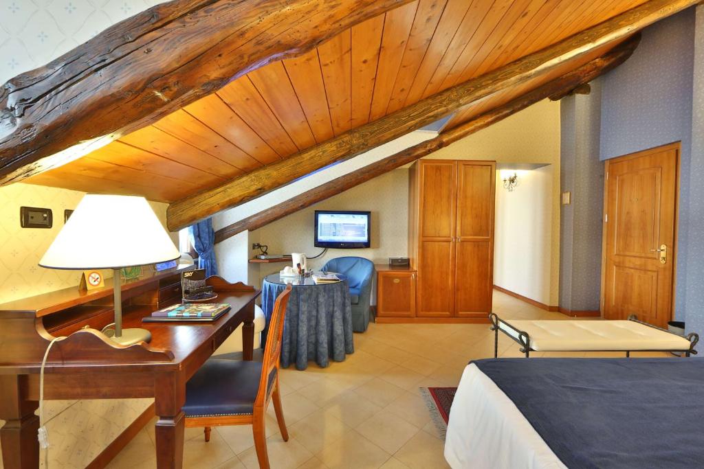 TV a/nebo společenská místnost v ubytování Best Western Plus Hotel Genova
