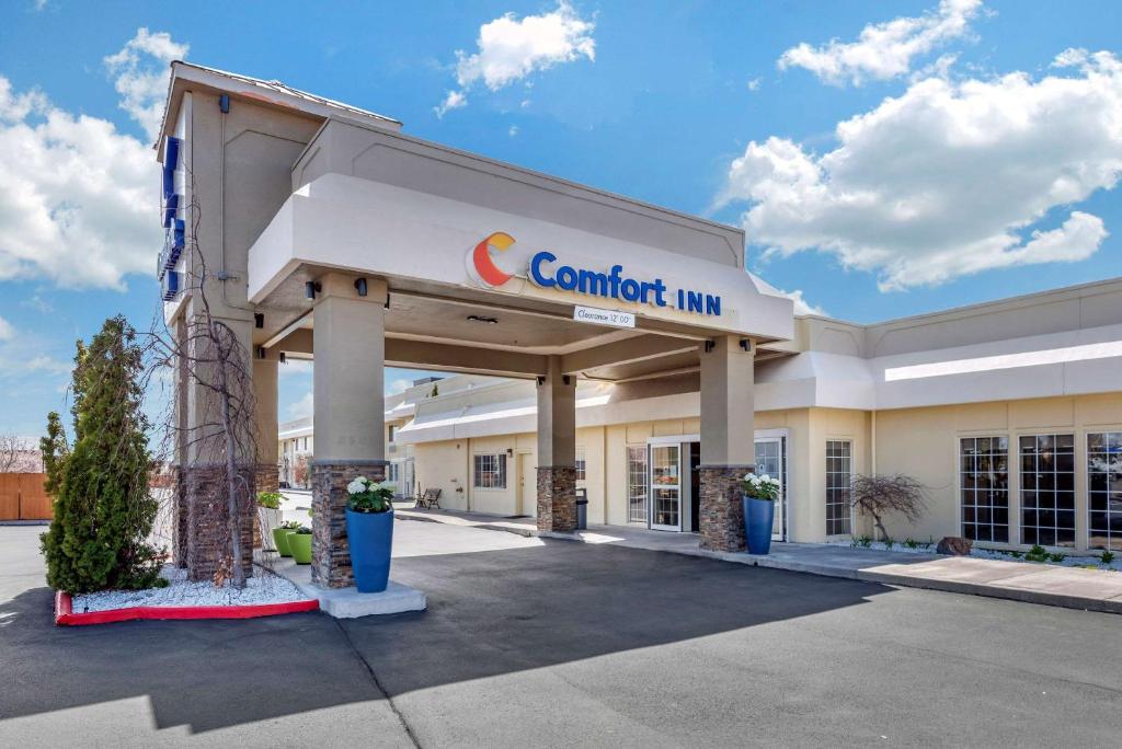 un bâtiment commercial avec un panneau indiquant une auberge confortable dans l'établissement Comfort Inn & Suites Klamath Falls, à Klamath Falls