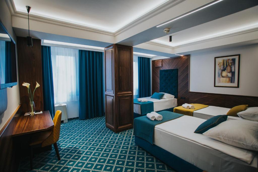 um quarto de hotel com uma cama e uma secretária em Hotel Jelena Brčko em Brcko