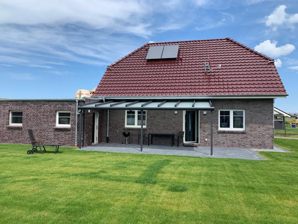 ein Haus mit Sonnenkollektor auf dem Dach in der Unterkunft Friese24 in Wangerland