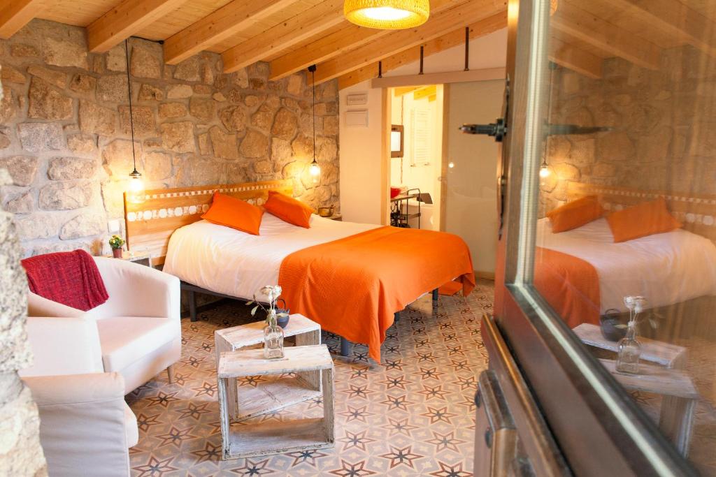 
a hotel room with two beds and two lamps at Huerto San Antonio in La Cabrera
