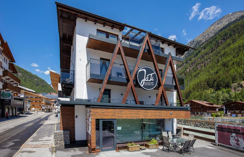 un bâtiment avec un panneau sur son côté dans l'établissement Haus Fender, à Sölden