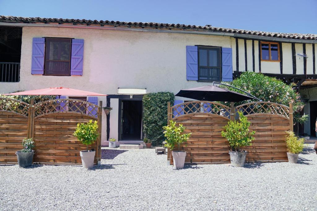 une maison avec des parasols devant elle dans l'établissement Michouat, à Vidou