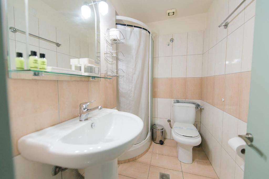 Koupelna v ubytování Plaz Hotel