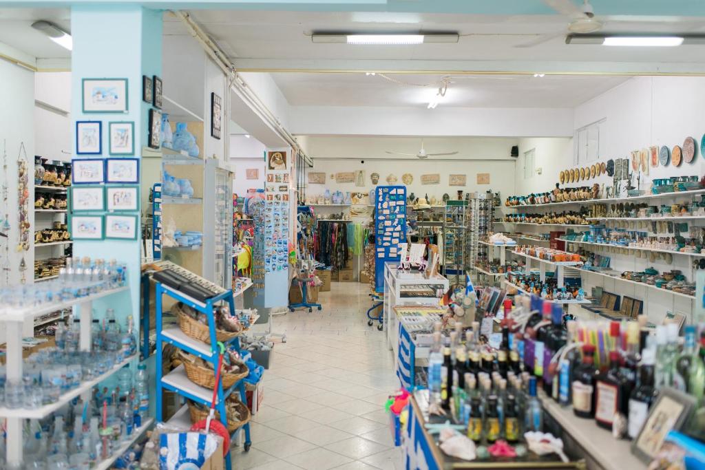 Supermarket nebo jiné obchody v  hotelu nebo okolí