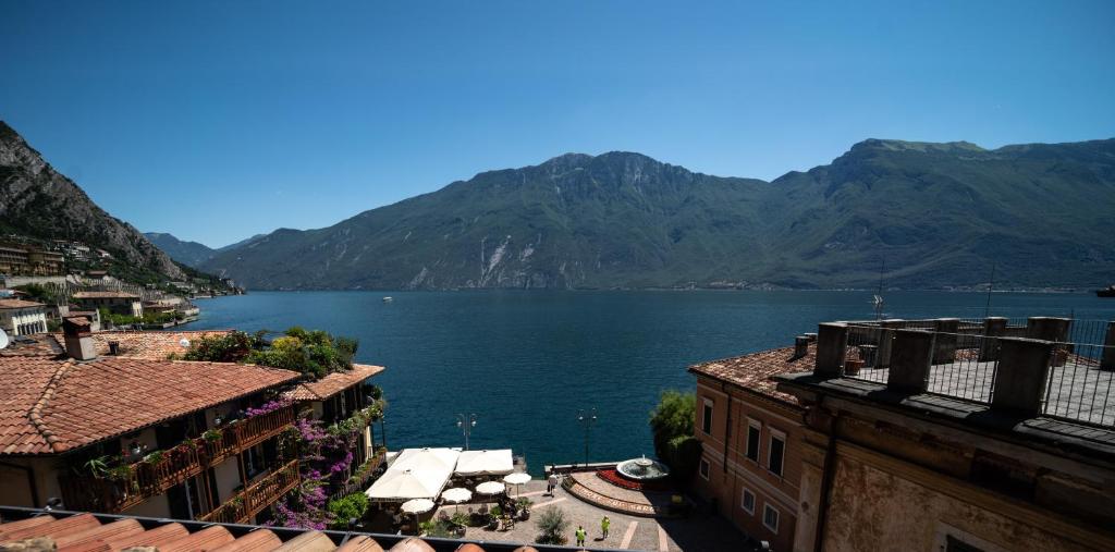 uma vista para um grande corpo de água com montanhas em Garni Gianmartin em Limone sul Garda