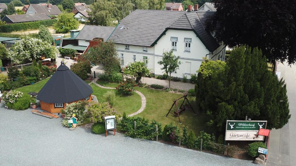 Ein Modell eines weißen Hauses mit einem Hof in der Unterkunft Kiek mol in in Grömitz