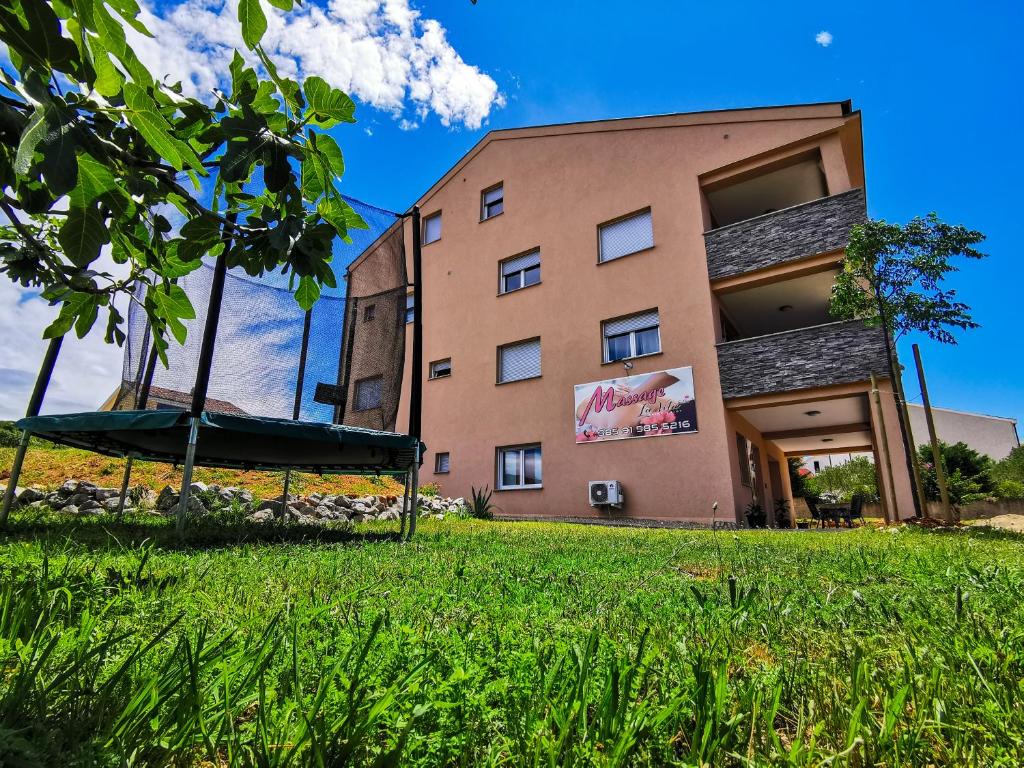 Budynek, w którym mieści się apartament