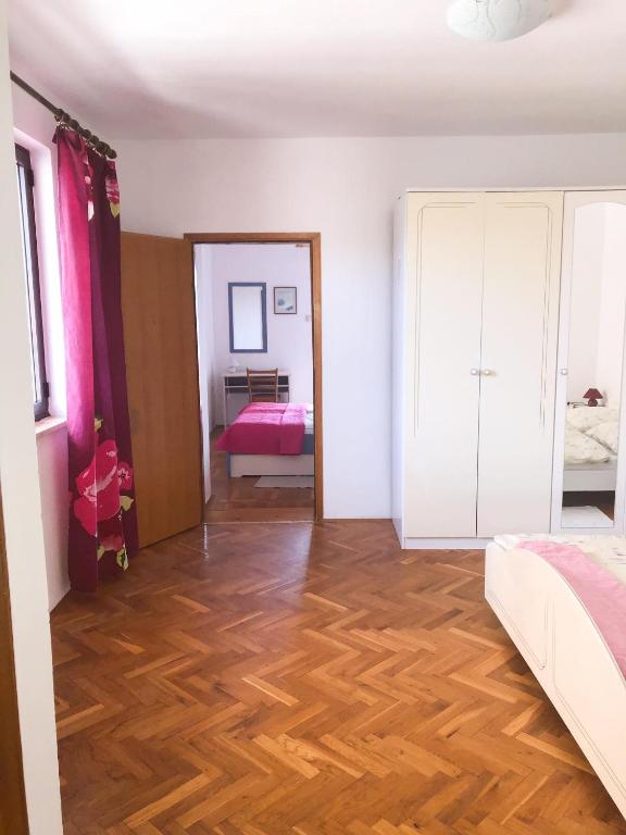 Postel nebo postele na pokoji v ubytování Apartments Damir 2838