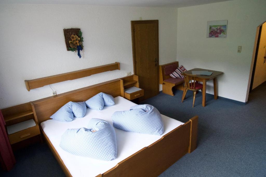 Postel nebo postele na pokoji v ubytování Garni Hotel Wildanger