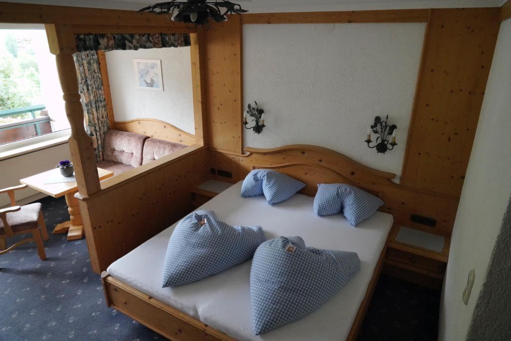 Postel nebo postele na pokoji v ubytování Garni Hotel Wildanger