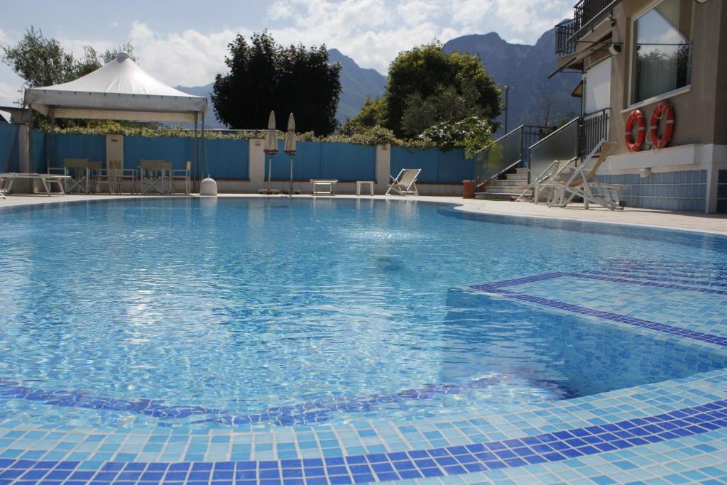 Bazén v ubytování Hotel Angelini nebo v jeho okolí