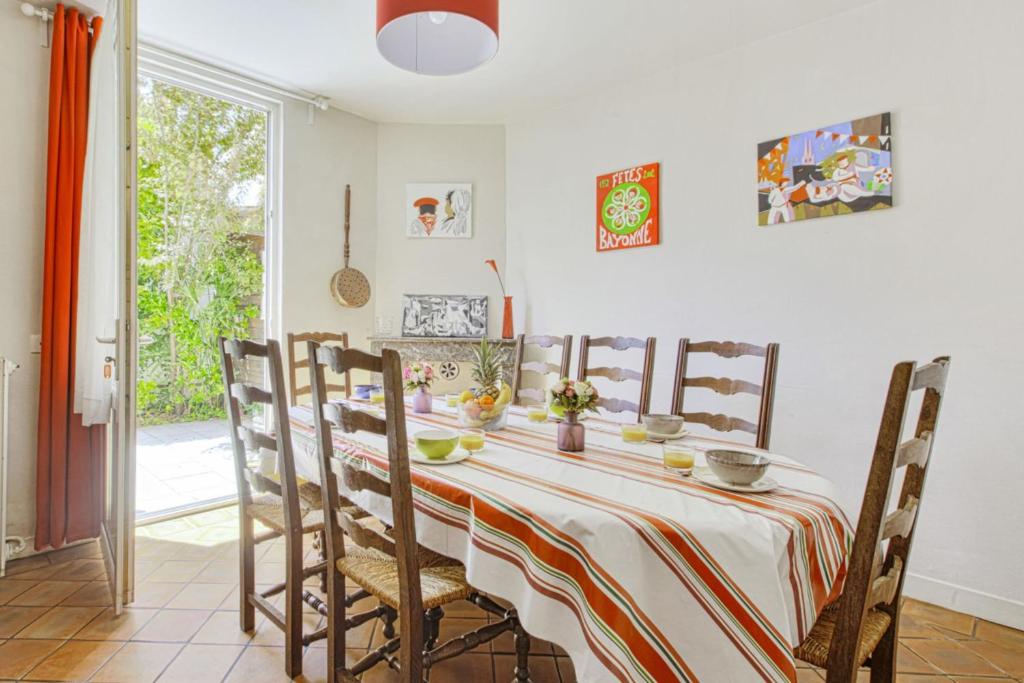 Ein Restaurant oder anderes Speiselokal in der Unterkunft Charming Basque villa with garden - Bayonne - Welkeys 