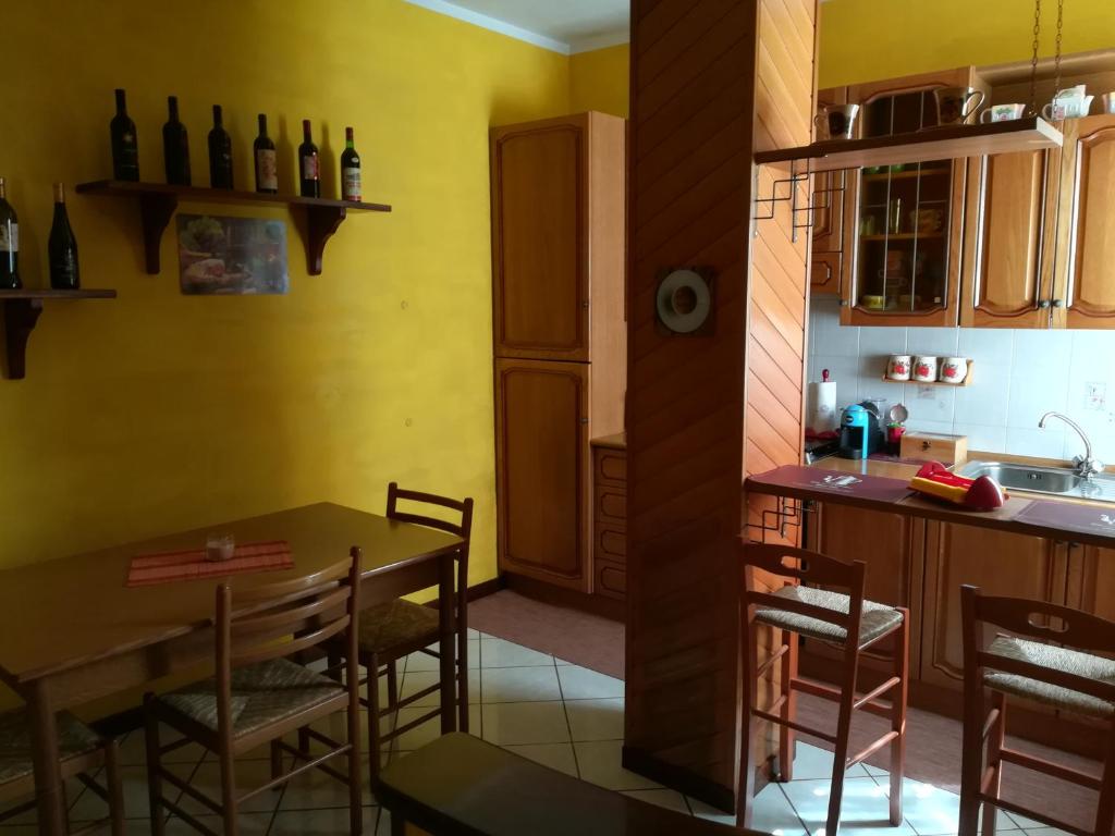 kuchnia ze stołem, krzesłami i zlewem w obiekcie Angolo Felice B&B w mieście Castignano