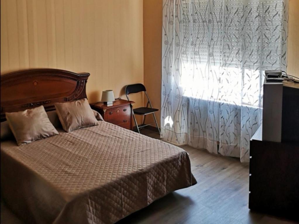 1 dormitorio con 1 cama, vestidor y ventana en Piso Auditorio Ourense, en Ourense