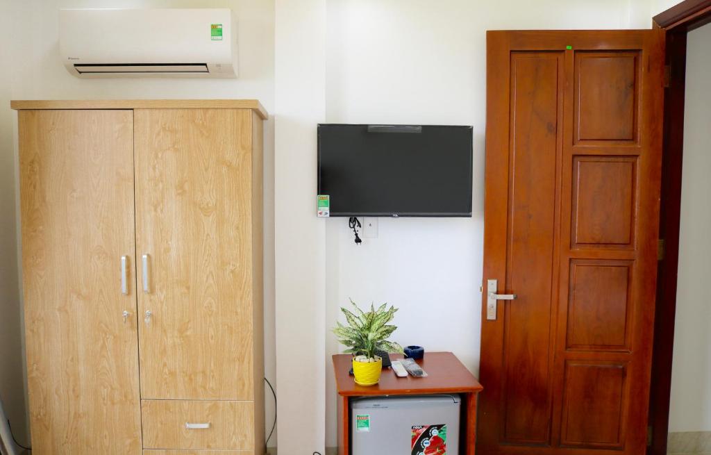 Televízia a/alebo spoločenská miestnosť v ubytovaní Hoa Anh Đào Motel
