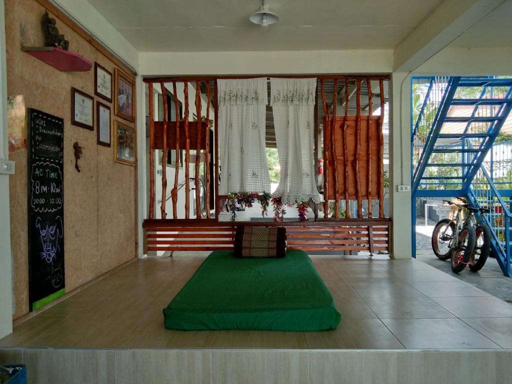 Habitación con alfombra verde en el suelo en The Dreamcatcher or Samui sunset Hostel, en Nathon