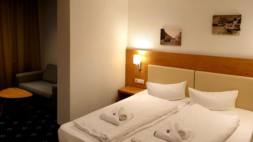 Postel nebo postele na pokoji v ubytování Hotel Tirolerhof