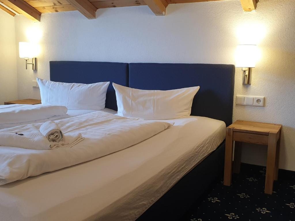 Postel nebo postele na pokoji v ubytování Hotel Tirolerhof