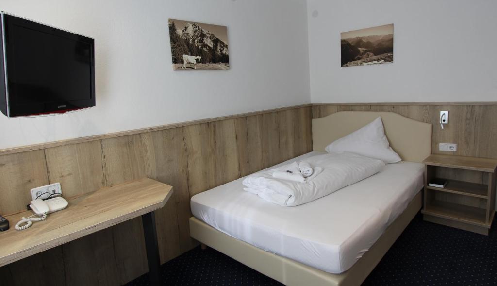 Postel nebo postele na pokoji v ubytování Hotel Tirolerhof