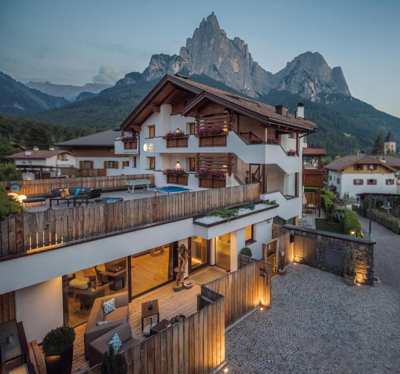 ein Gebäude mit einem Balkon mit Bergblick in der Unterkunft Apartment Sella in Seis am Schlern