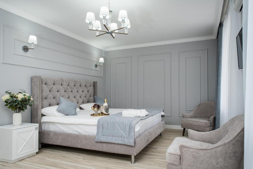 Postel nebo postele na pokoji v ubytování Rakhat Hotel