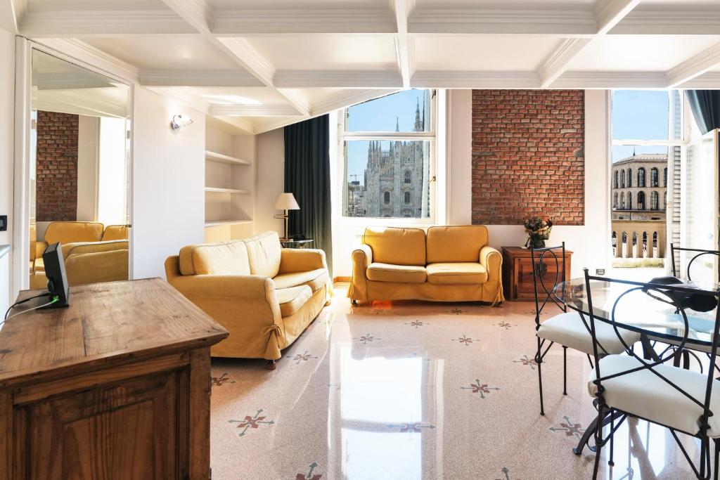Гостиная зона в Duomo Cathedral View - Luxury Apartment