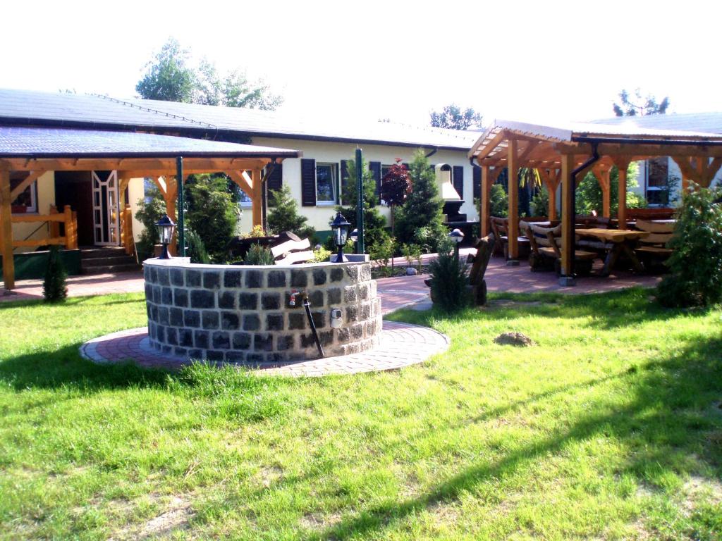 Zahrada ubytování Hostel Waldhaus Am Ferienpark Mirow -Zimmer DU WC