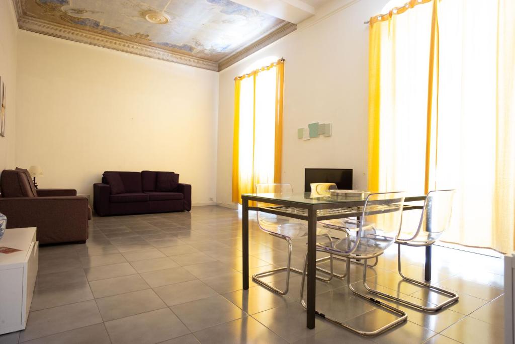 Una sala de estar con una mesa de cristal y un sofá. en La Casa di Napoleone, en La Spezia