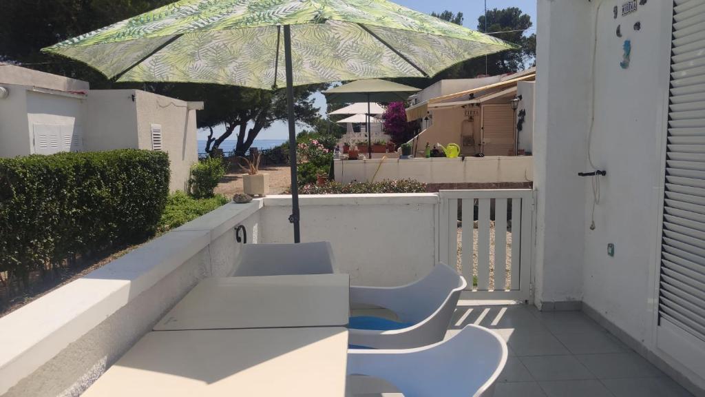 Patio alebo iná vonkajšia časť ubytovania Mi morena cala llobeta 35