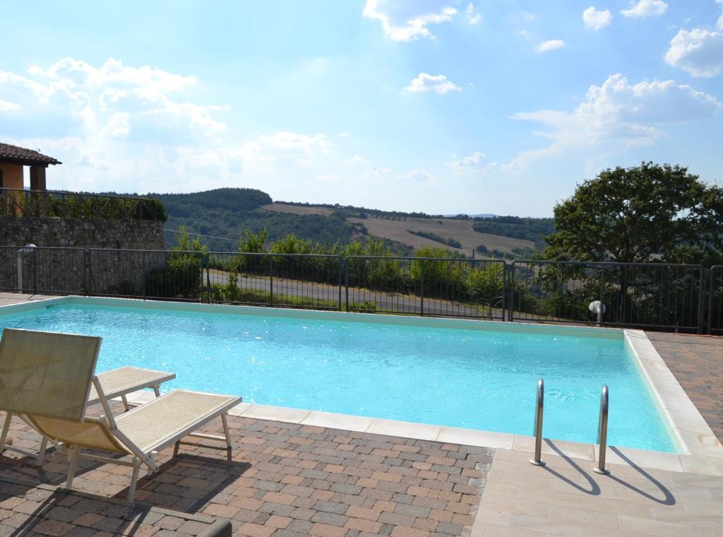 Bazén v ubytování Noi 2 Vacanze - il Nido di Gina nebo v jeho okolí