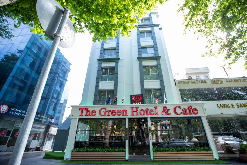 um hotel e café verde em frente a um edifício em THE GREEN HOTEL em Istambul