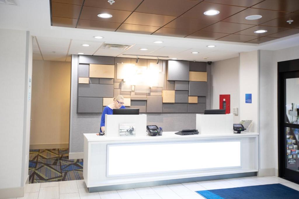 Holiday Inn Express & Suites Knoxville-Farragut by IHG photo