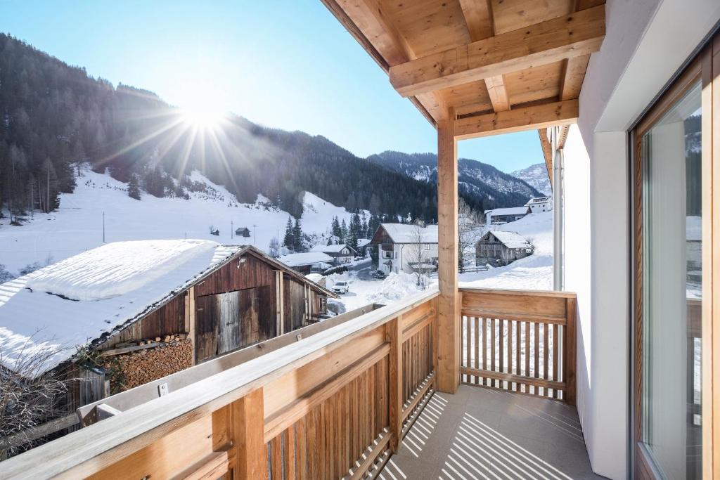 einen Balkon mit Blick auf einen schneebedeckten Berg in der Unterkunft Apartment Kronplatz in St. Martin in Thurn