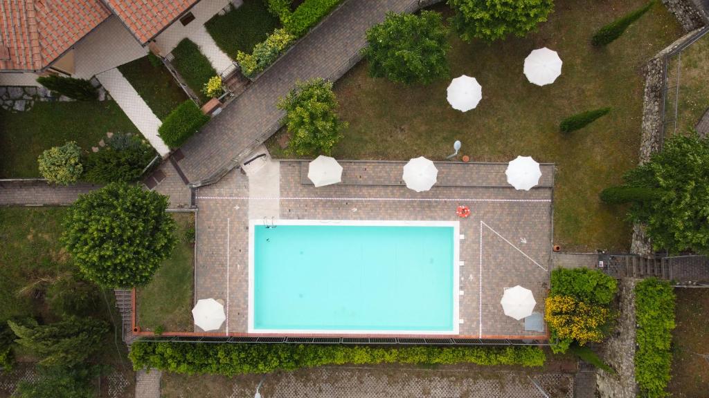 Bazén v ubytování Noi 2 Vacanze - il Nido di Gina nebo v jeho okolí