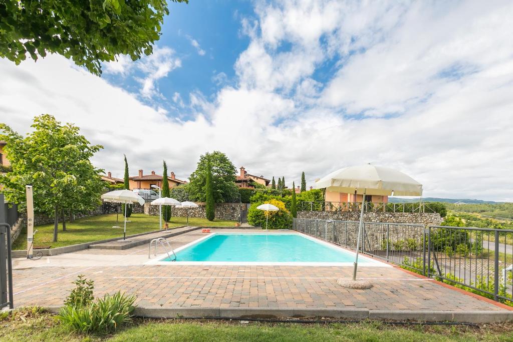 Bazén v ubytování Noi 2 Vacanze - il Nido di Gina nebo v jeho okolí