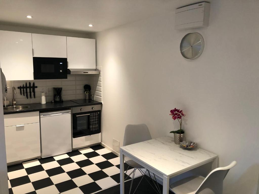Smultronstallet Gårdshotell Valleberga Updated 2022 S Smultronstallet Gårdshotell Valleberga, Cardiff Microwave Round Table