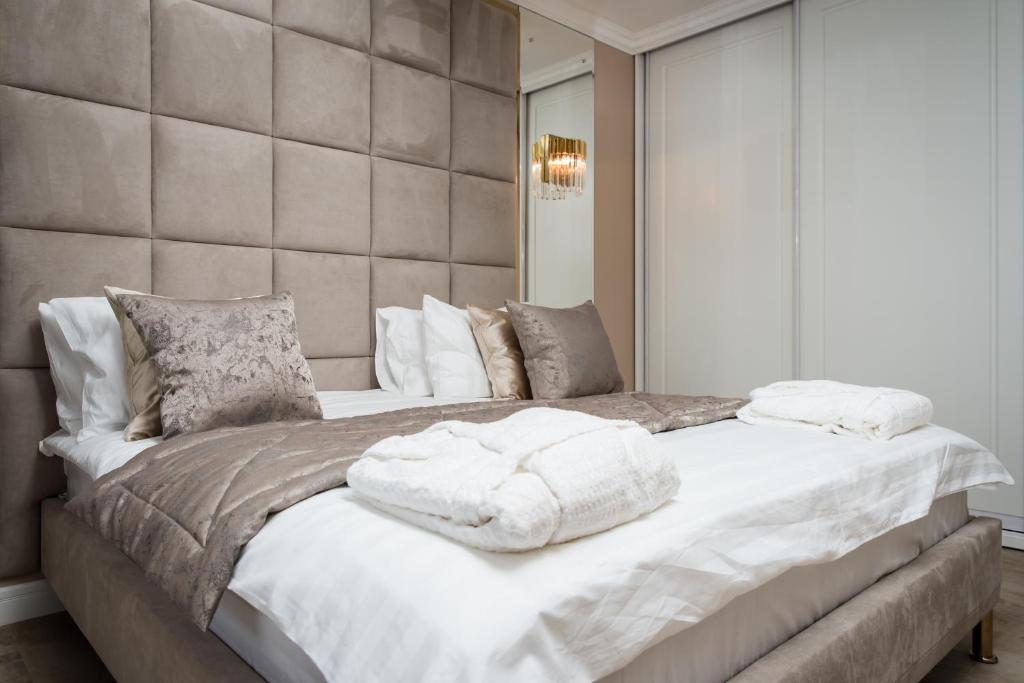 Postel nebo postele na pokoji v ubytování Rakhat Hotel